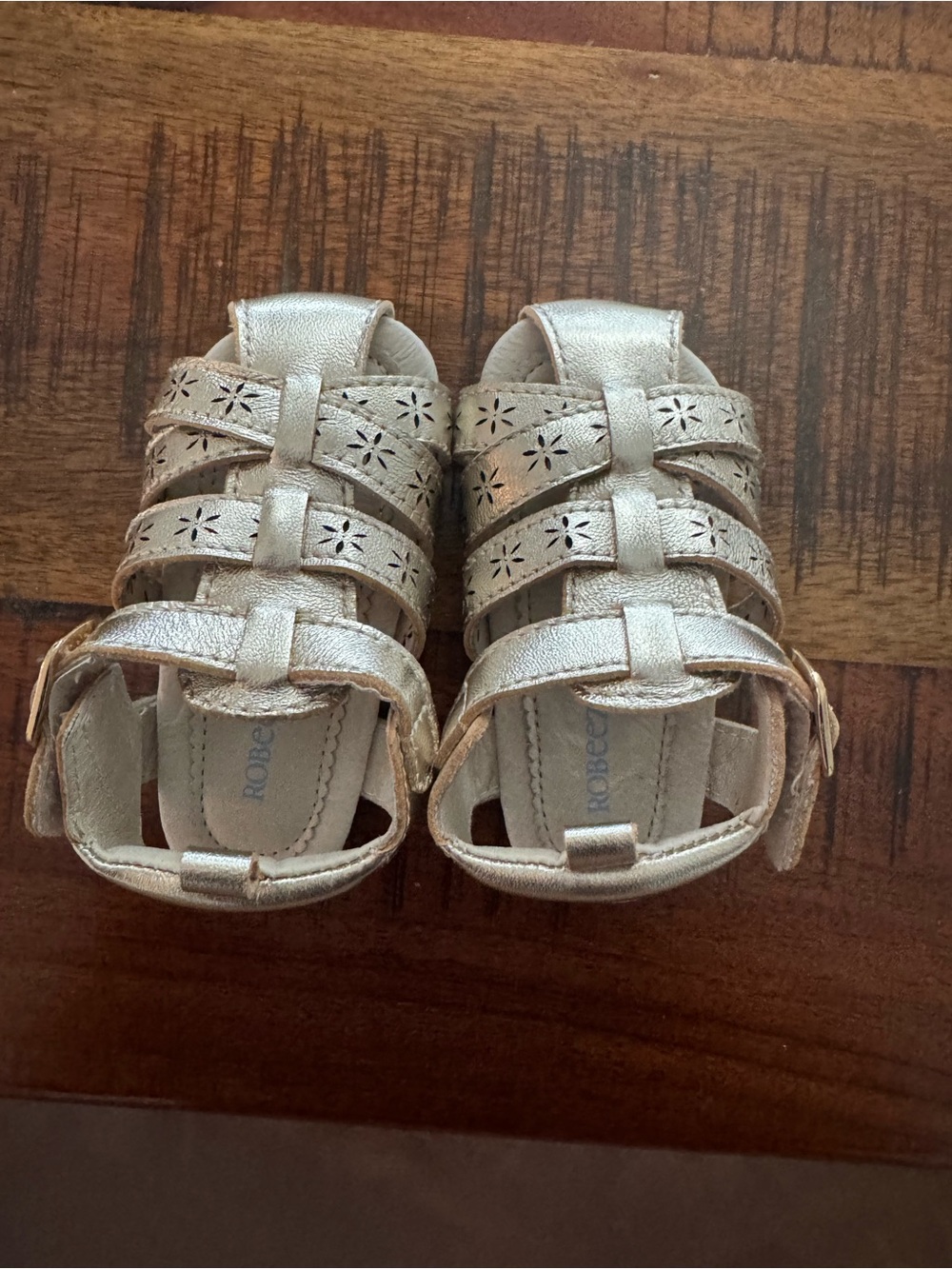 Robeez Metallic Gold Flower Cutout Baby Sandals Size 12-18 months
